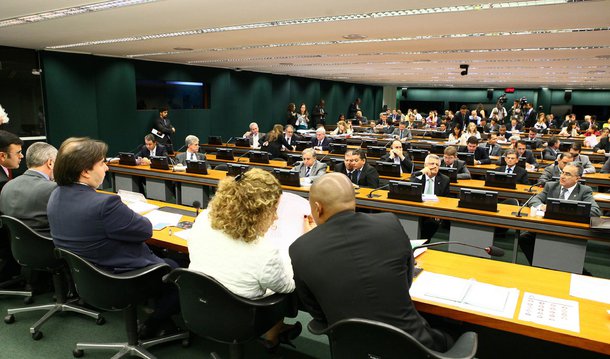 Comissão especial da Câmara que analisa a recriação da Desvinculação de Receitas da União (DRU) aprovou nesta tarde o texto base da PEC 4/15, que permite ao governo realocar livremente 30% das receitas obtidas com taxas, contribuições sociais e de intervenção sobre o domínio econômico (Cide), que hoje são destinadas, por determinação constitucional ou legal, a órgãos, fundos e despesas específicas