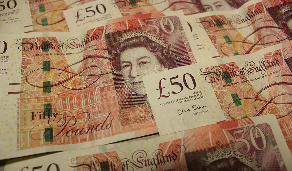 Libra atingiu nova mínima de 31 anos contra o dólar, com os investidores preocupados com as consequências econômicas e financeiras da decisão britânica de deixar a União Europeia (UE); libra, o ativo que tem sofrido o principal impacto das preocupações do mercado com o impacto econômico da decisão, chegou a cair 1,3% nesta sessão e atingiu US$ 1,3112, menor nível desde setembro de 1985