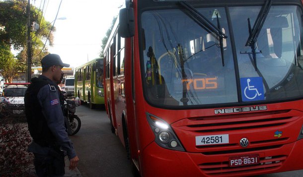 O sistema de transporte coletivo da Região Metropolitana de São Luís será monitorado de forma mais incisiva com a nova etapa da operação ‘Busca implacável’, realizada pela PM; a ação, que consiste em abordagens dentro dos ônibus, passa a contar com efetivo de todos os setores da corporação – batalhões, motos, viaturas e cavalaria; outra novidade é o cumprimento de meta estabelecida pelo Comando Geral da PM, no qual cada grupo deve abordar o mínimo de 10 ônibus por turno; serão destacadas 115 equipes e a expectativa é que sejam realizadas mais de 2,5 mil abordagens por dia