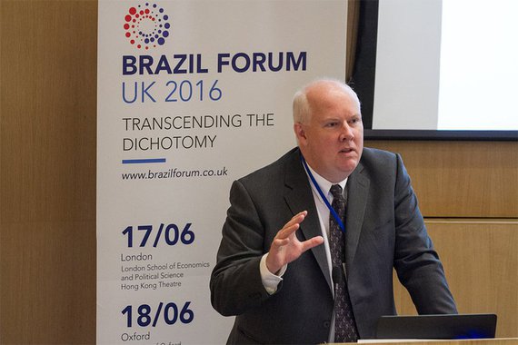 Diretor do Programa de Estudos Brasileiros da Universidade de Oxford, Timothy Power, afirma que o processo de impeachment no Brasil seguiu as regras previstas na Constituição, mas destaca que essas regras têm "graves defeitos"; ele questiona, por exemplo, tamanho poder nas mãos de apenas uma pessoa, no caso do "presidente de uma das Casas do Congresso", Eduardo Cunha, que aceitou o pedido de afastamento de Dilma Rousseff; ele também critica o afastamento temporário do presidente alvo do processo