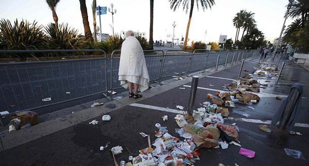"Em coordenação com autoridades de segurança francesas, a polícia federal está aumentando seu controle na área de tráfego fronteiriço com a França", informou a polícia em comunicado; ao menos 84 pessoas foram mortas e dezenas ficaram feridas após um agressor avançar com um caminhão contra uma multidão que celebrava o feriado do Dia da Bastilha em Nice