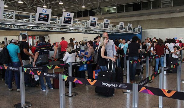 Previsto para ser o dia mais movimentado da história do Aeroporto Internacional Tom Jobim/RioGaleão, no Rio de Janeiro, a manhã desta segunda-feira (22) transcorreu sem filas e com tranquilidade para quem embarcava em aviões.; previsão é que circulem pelo terminal mais de 85 mil passageiros, o dobro do público em dias normais; movimento recorde é causado, em sua maioria, por atletas e turistas que participaram da Olimpíada e agora retornam a seus estados e países