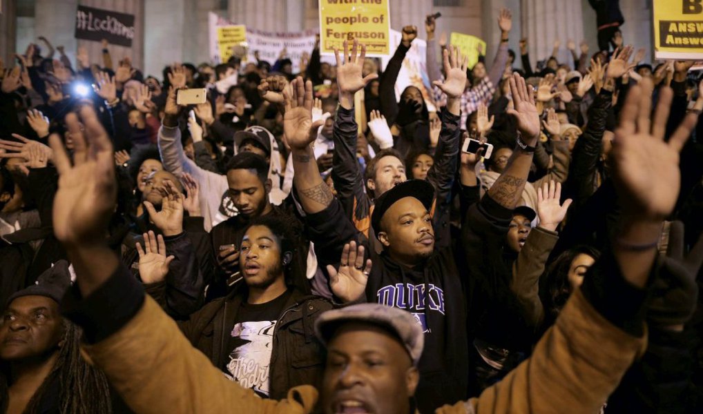 Milhares de pessoas foram às ruas em diversas cidades dos Estados Unidos no terceiro dia de protestos consecutivos contra a violência policial perpetrada contra a comunidade afro-americana; manifestantes bloquearam rodovias e dezenas foram presos durante os confrontos com as forças de segurança, protestos foram motivados pela morte de dois homens negros por policiais em menos de uma semana; na semana passada, um ex-militar de origem afrodescendente abriu fogo contra policiais em Dallas e matou cinco agentes e feriu outros sete