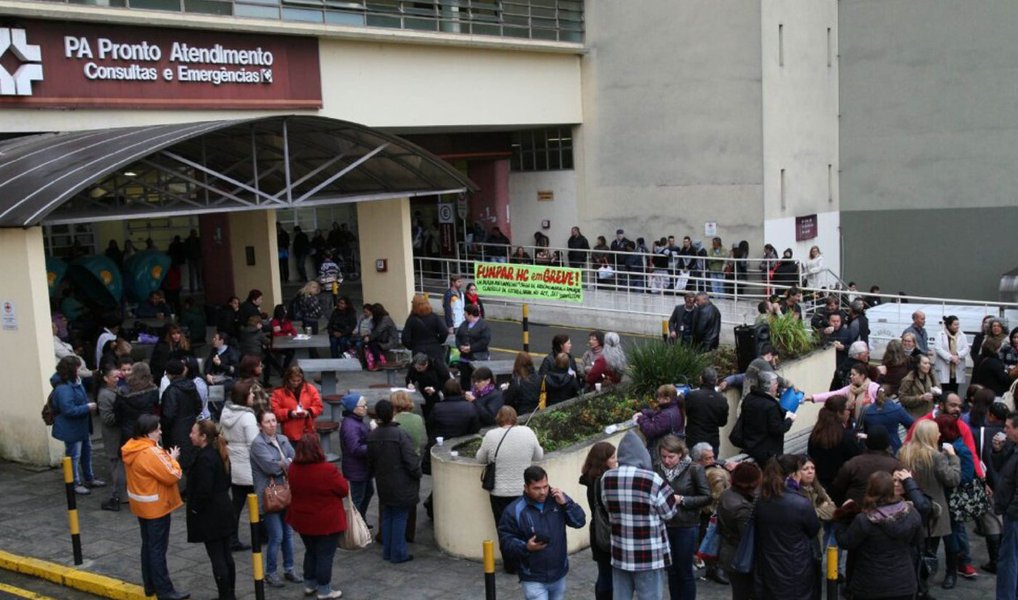 Os funcionários da Fundação da Universidade Federal do Paraná (Funpar) que trabalham no Hospital de Clínicas (HC) de Curitiba decidiram manter a paralisação iniciada na manhã de segunda-feira (6), por tempo indeterminado; a categoria quer um reajuste salarial de 20,16%. A proposta da Funpar de reajuste para os trabalhadores é de 5,2%; o Ministério Público do Trabalho orientou que a categoria aceite a proposta por se tratar de um serviço essencial à comunidade