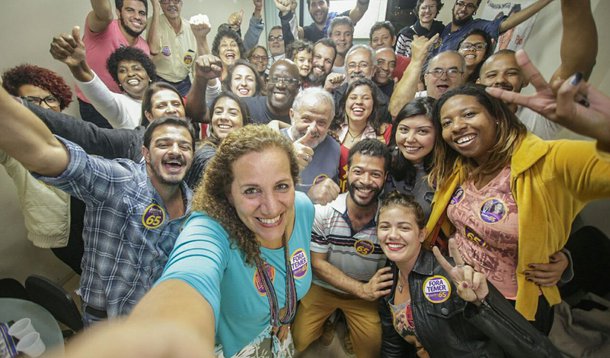 Candidata do PCdoB à Prefeitura do Rio de Janeiro, Jandira Feghali, declarou que irá apoiar a candidatura de Marcelo Freixo (PSOL) no segundo turno das eleições municipais; sSegundo ela, mesmo tendo um candidato de esquerda no segundo turno, os votos dados a Marcelo Crivella (PRB), que irá disputar o segundo turno com Freixo, representam um "eleitorado conservador"; "Esse voto conservador que teve maioria deve ser derrotado não apenas no segundo turno, mas na política, no Brasil. Estamos juntos, com apoio incondicional ao Marcelo Freixo", disse