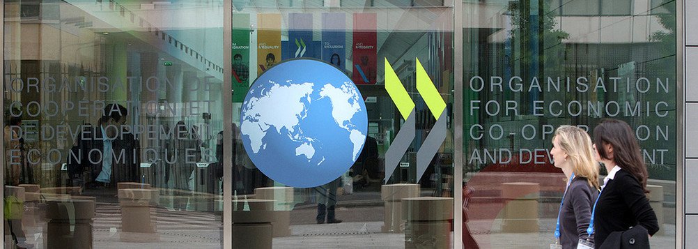 Presa em uma "armadilha de baixo crescimento", a economia mundial vai caminhar em seu ritmo mais lento desde a crise financeira pelo segundo ano consecutivo em 2016, projetou a Organização para Cooperação e Desenvolvimento Econômico (OCDE) nesta quarta-feira; com empresas cuidadosas em investir e consumidores cautelosos com os gastos, a economia global irá crescer somente 3% neste ano, estimou; para o Brasil, a OCDE passou a ver contração de 4,3% neste ano, piorando a estimativa anterior, de queda de 4,0%