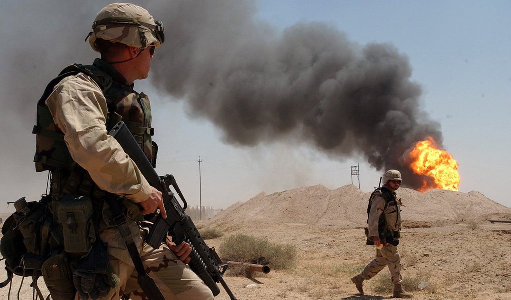 Reino Unido não esgotou todas as opções pacíficas antes de invadir o Iraque, diz o relatório da investigação formal à invasão do Iraque em 2003, que foi solicitada pelo Parlamento britânico e apresentado após sete anos de investigação; John Chilcot, que coordena a investigação, afirmou na manhã de hoje, no Centro de Conferências Rainha Elizabeth II, que a ação militar no momento "não foi o último recurso"; segundo ele, os julgamentos sobre a gravidade da ameaça das armas iraquianas de destruição em massa "foram apresentados com uma certeza que não se justificava" e que o planejamento do pós-guerra foi "totalmente inadequado", 179 militares ingleses morreram no Iraque entre  2003 e 2009