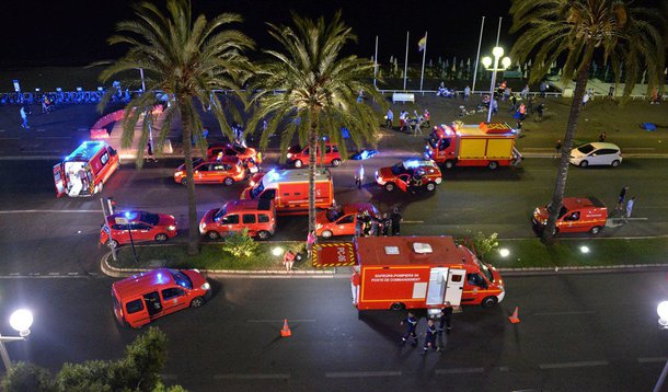 Deputados da Assembleia Nacional da França, a câmara baixa do parlamento, votaram na noite de ontem (19) a favor do projeto de lei propondo estender o regime de estado de emergência no país por mais seis meses; o estado de emergência, decretado na França após os atentados de 13 de novembro, acaba dia 26 de julho; no entanto, após o trágico atentado em Nice, ocorrido na noite daquele mesmo dia, o governo mudou de ideia