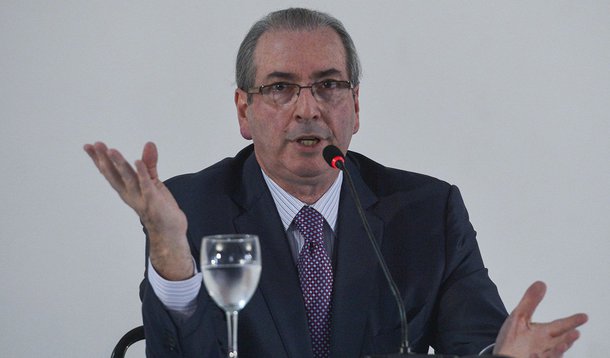 "Na entrevista de hoje, em que negou que vá renunciar ou virar delator, Eduardo Cunha afrontou mais uma vez o STF, a maior corte do país, onde já é réu num dos processos a que responde, ao classificar de 'absurdo' o pedido de prisão que o Procurador Geral da República encaminhou ao Supremo e que ainda não foi analisado pelo ministro Teori Zavaski", afirma Alex Solnik, colunista do 247; "A demora" na resposta pela corte, segundo o jornalista, "além de desconcertante, embute a suspeita de que o poder de Cunha é maior do que se supõe e permite que a Câmara dos Deputados continue acéfala"