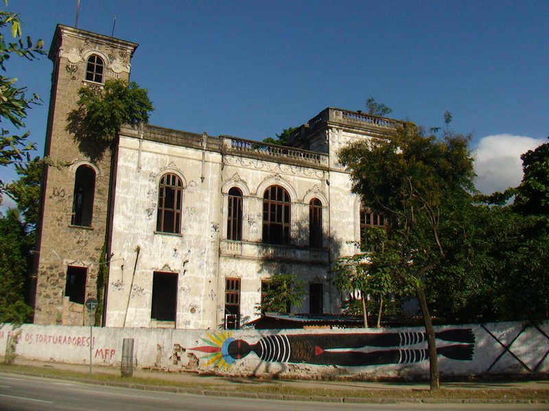 Próximo do estádio do Maracanã, a menos de dois meses do início dos Jogos Olímpicos o Museu do Índio permanece um retrato do abandono; promessa de transformar o local em um Centro de Referência da Cultura Indígena a tempo das disputas olímpicas ficou só no papel; local foi alvo de disputa no início de 2013 quando o governo do estado do Rio anunciou a intenção de derrubar o prédio para construção do Complexo do Maracanã, que receberia partidas da Copa de 2014; líderes indígenas criticam a falta de interesse do Poder Público de resolver o problema