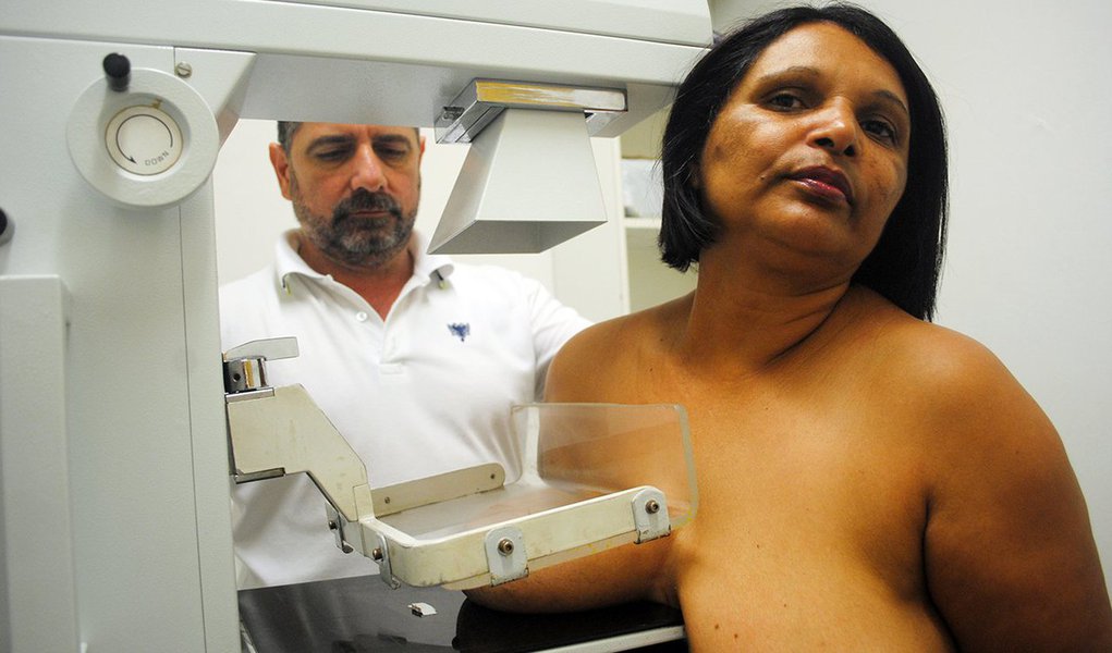 No início do mês de combate ao câncer de mama, os hospitais públicos do Distrito Federal têm 4 mil mulheres na fila de espera para fazer mamografia; o 'Outubro Rosa' busca conscientizar a população sobre a importância do diagnóstico precoce da doença, que pode resolver 95% dos casos; de acordo com dados do SUS, a cada 40 minutos uma mulher é submetida à cirurgia de remoção de seio no Brasil