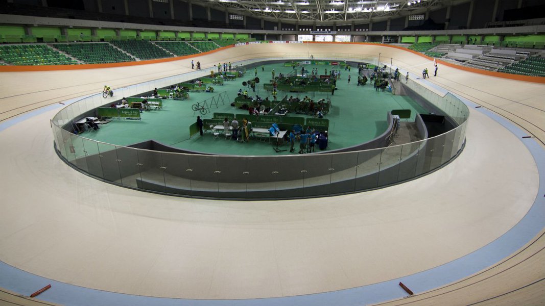 Há exatos 40 dias do início dos Jogos Olímpicos, praça esportiva foi entregue ao Comitê Rio 2016 na manhã deste domingo (26); uma das nove arenas do Parque Olímpico, na Barra da Tijuca, a instalação vai sediar as competições de Ciclismo e Paraciclismo de Estrada; pista de 250m foi totalmente construída com pinho siberiano importado da Alemanha e é a mais moderna do país; após os Jogos, o Velódromo funcionará como parte do Centro Olímpico de Treinamento, destinado a atletas profissionais além de receber ainda projetos sociais