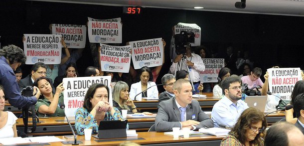 Durante seminário nesta terça-feira 31, figuras como Bráulio de Matos e o Padre Orley Silva, porta-vozes do movimento Escola sem Partido, terão tempo e espaço para defender a proposta diante de uma plateia formada, em boa parte, por lobistas do projeto; proposta reverteria, na prática, avanços importantes da Base Nacional Curricular Comum, cuja segunda versão foi entregue no início de maio pelo ex-ministro da Educação Aloizio Mercadante; PL prevê a neutralidade do profissional da educação nos âmbitos político, ideológico e religioso e é considerado um retrocesso por educadores