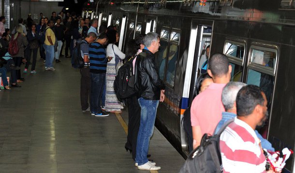 A Companhia do Metropolitano do Distrito Federal (Metrô-DF) divulgou os horários de funcionamento dos trens em dias de jogos da Olimpíada no Estádio Mané Garrincha; em 4, 10, 12 e 13 de agosto, eles circularão das 6 às 23h30; no domingo (7), os passageiros poderão embarcar e desembarcar das 13 horas à 1 hora de segunda-feira (8); na terça (9), as estações abrirão das 6 horas às 11h30 e das 13h30 à 1 hora de quarta (10); nos dias 7 e 9, a partir das 23h30, somente a Estação Central da Rodoviária do Plano Piloto ficará aberta para embarque; o desembarque poderá ser feito em todas as outras 23 estações