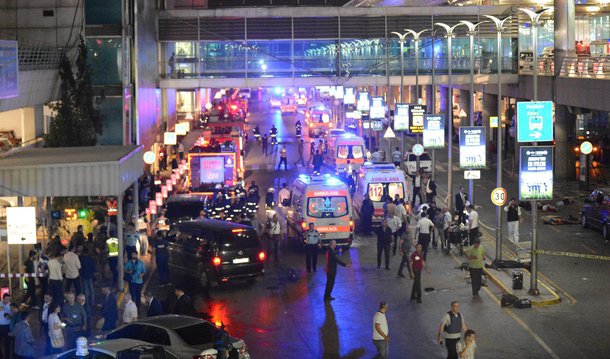 Os três homens-bomba responsáveis pelo ataque terrorista na Turquia na última terça-feira (28) eram da Rússia, do Uzbequistão e do Quirguistão; o jornal turco Yeni Safak atribui a responsabilidade do atentado ao checheno Akhmed Chatayev, identificado na lista das Nações Unidas como um dos militantes do Estado Islâmico encarregado por treinar extremistas