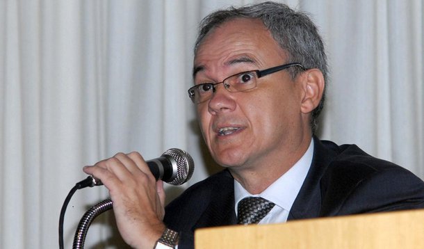 Diário Oficial da União desta segunda-feira, 13, traz a nomeação de Giles Azevedo para o cargo de assessor especial da subchefia de Análise e Acompanhamento de Políticas Governamentais da Casa Civil da Presidência da República; de acordo com a Secretaria de Imprensa da Presidência, a nomeação publicada nesta segunda-feira ocorreu porque o cargo de natureza especial ocupado por Giles foi extinto, e o assessor continuará trabalhando com Dilma Rousseff até que haja a conclusão do processo de impeachment