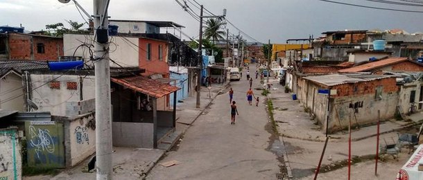 Informações da Secretaria Estadual de Educação, a partir de dados fornecidos pela 7ª Coordenadoria Regional de Educação indicam que cerca de 6,5 mil alunos, de 14 escolas, três creches e seis Espaços de Desenvolvimento Infantil, localizados na zona oeste da capital fluminense, ficaram sem aulas em razão de confrontos entre policiais e traficantes da Cidade de Deus; de acordo com a polícia, os confrontos tiveram início após traficantes atacarem a UPP localizada na região conhecida como Karatê, na comunidade da Cidade de Deu; um morador foi atingido na testa por uma bala perdida