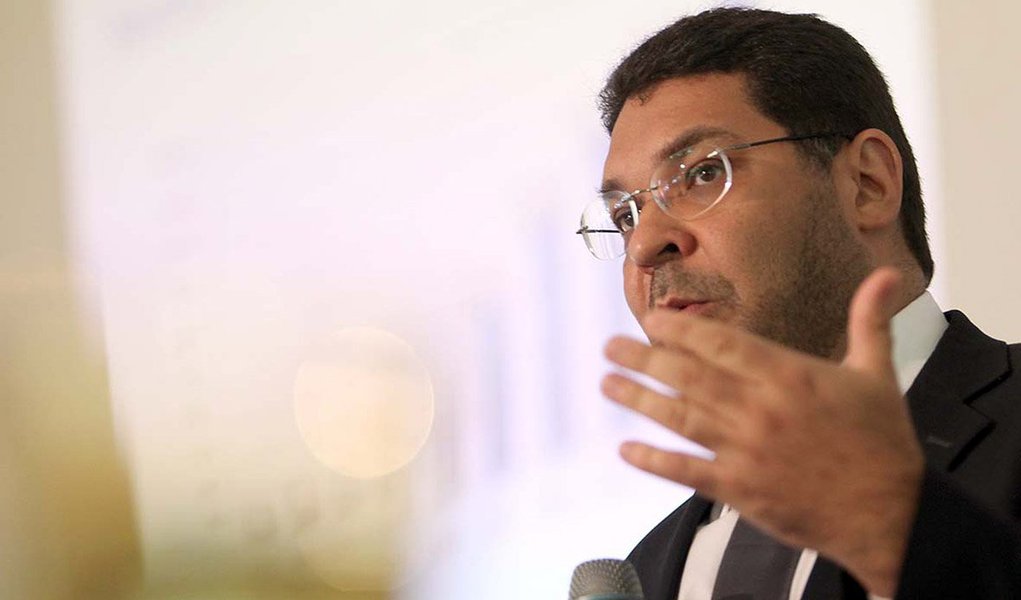 Secretário de Acompanhamento Econômico do Ministério da Fazenda, Mansueto Almeida, se posicionou ontem publicamente contra a elevação da carga tributária para reequilibrar as contas públicas; para ele, é "ilusório" esperar uma recuperação rápida da arrecadação federal, como ocorreu no passado graças à elevação de impostos: "Não podemos mais repetir a velha fórmula de aumentar carga tributária", escreveu no Twitter