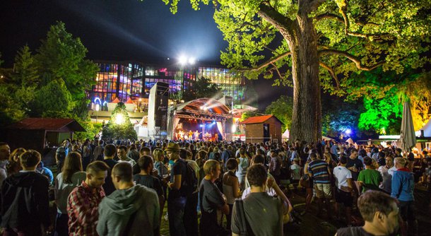 O Festival de Jazz de Montreux iniciou a sua edição de número 50 na noite desta quinta-feira, marcando meio século com uma referência as suas origens; Charles Lloyd, saxofonista norte-americano que tocou na primeira edição em 1967, abriu as celebrações no Cassino Montreux com o seu New Quartet –com o acompanhamento de Jason Moran no piano, Reuben Rogers no baixo e Eric Harland na bateria