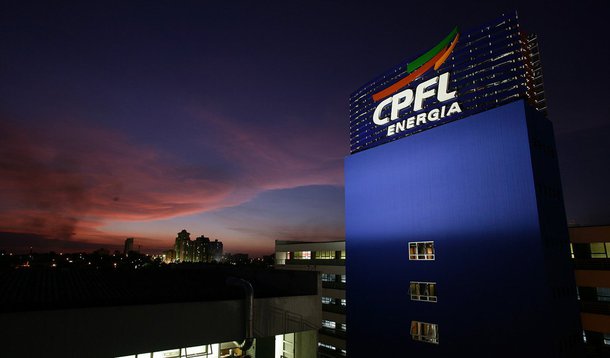 Grupo Camargo Corrêa vendeu sua participação no bloco de controle da CPFL, uma das maiores empresas de energia do Brasil, para o grupo chinês State Grid por R$ 5,85 bilhões; venda decorre da crise das empreiteiras brasileiras, atingidas em cheio pela Lava Jato