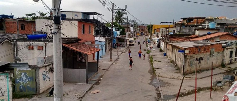 Informações da Secretaria Estadual de Educação, a partir de dados fornecidos pela 7ª Coordenadoria Regional de Educação indicam que cerca de 6,5 mil alunos, de 14 escolas, três creches e seis Espaços de Desenvolvimento Infantil, localizados na zona oeste da capital fluminense, ficaram sem aulas em razão de confrontos entre policiais e traficantes da Cidade de Deus; de acordo com a polícia, os confrontos tiveram início após traficantes atacarem a UPP localizada na região conhecida como Karatê, na comunidade da Cidade de Deu; um morador foi atingido na testa por uma bala perdida
