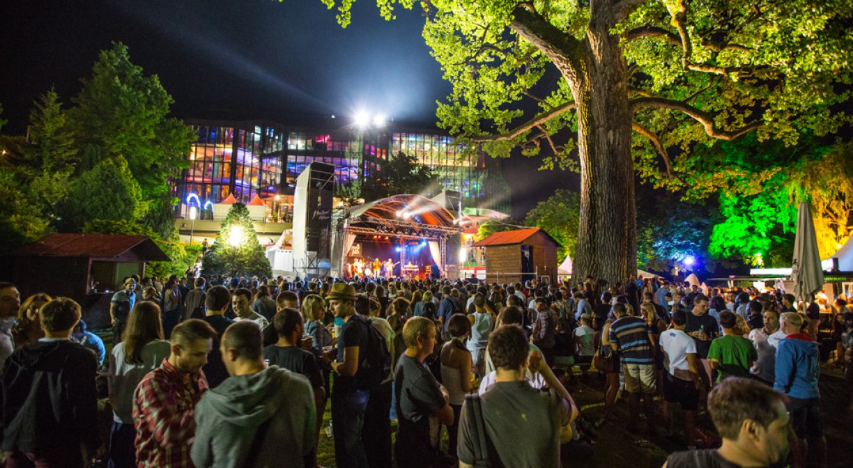 O Festival de Jazz de Montreux iniciou a sua edição de número 50 na noite desta quinta-feira, marcando meio século com uma referência as suas origens; Charles Lloyd, saxofonista norte-americano que tocou na primeira edição em 1967, abriu as celebrações no Cassino Montreux com o seu New Quartet –com o acompanhamento de Jason Moran no piano, Reuben Rogers no baixo e Eric Harland na bateria