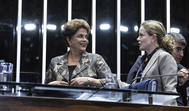 Senadora Gleisi Hoffmann (PT-PR) volta a dizer que senadores não têm condições de se tornarem juízes da presidente Dilma Rousseff no processo de impeachment, dias depois de ter dito que o Senado "não tem moral" para afastar Dilma; "Nunca vi um senador se preocupar com responsabilidade fiscal", declarou a petista, lembrando que "muito da crise teve a colaboração desse parlamento"; "Nossos erros são maiores que os seus. O que nos dá o direito de julgá-la?" questionou; senadora classificou ainda como "momento cretino" o que passa hoje o Congresso brasileiro