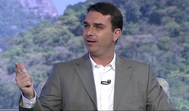 Candidato a prefeito do Rio pelo PSC, Flávio Bolsonaro afirmou que "ninguém mais do que" o seu pai e deputado federal, Jair Bolsonaro (PSC-RJ), "defende as mulheres contra o estupro"; o parlamentar é réu no STF por incitação ao estupro e injúria contra a deputada Maria do Rosário em 2014, quando ele disse que não estupraria a ex-ministra porque ela não merecia; depois de classificar a frase como uma ironia, Flávio Bolsonaro disse que seu pai "é uma pessoa que defende muito mais as mulheres que a própria Maria do Rosário e de outras candidatas que se aproveitam de bandeiras legítimas para explorar um segmento politicamente"