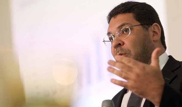 Secretário de Acompanhamento Econômico do Ministério da Fazenda, Mansueto Almeida, se posicionou ontem publicamente contra a elevação da carga tributária para reequilibrar as contas públicas; para ele, é "ilusório" esperar uma recuperação rápida da arrecadação federal, como ocorreu no passado graças à elevação de impostos: "Não podemos mais repetir a velha fórmula de aumentar carga tributária", escreveu no Twitter