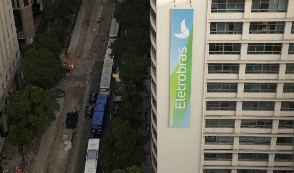 Ministério de Minas e Energia apresentou um estudo que diz que que as participações da estatal Eletrobras em 174 Sociedades de Propósito Específico (SPEs) valeriam cerca de R$ 20 bilhões de reais; "Esses ativos estariam à disposição para reduzir o impacto do endividamento (da estatal)...mas seria considerado o devido momento econômico, de liquidez, e o momento do país, para que esses ativos, sendo passados à iniciativa privada, o sejam da melhor forma", disse o ministro das Cidades, Bruno Araújo, após reunião do núcleo de infraestrutura do governo do vice-presidente em exercício