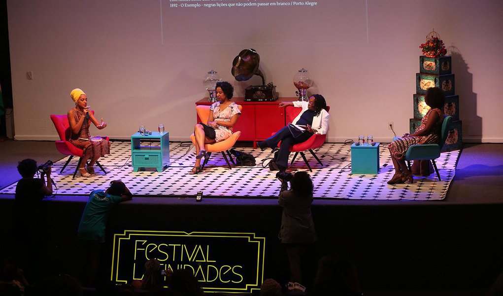No debate do Festival Latinidades, o maior de mulheres negras da América Latina, jornalistas e pesquisadoras avaliaram o papel das mídias negras como instrumentos autônomos de produção e circulação de informações e de promoção da igualdade racial; a feminista e publicitária Larissa Santiago chamou todas as mulheres negras produzirem conteúdos para sites, blogs e páginas pessoais para construção de uma ampla rede de mídia; "Comecem produzir conteúdo com os meios e maquinários que tiverem, criem sua história, sua narrativa, façam novas plataformas, e que a gente espalhe e registre nossa memória e nossa história"