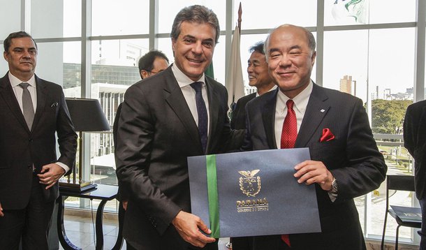 Apesar da crise econômica nacional, a empresa japonesa Sumitomo Rubber confirmou um novo investimento para ampliar a unidade de Fazenda Rio Grande, na Região Metropolitano de Curitiba; três anos depois de chegar ao Paraná, a empresa investirá R$ 487 milhões para fabricação de pneus de caminhões e ônibus (TBR); o objetivo também é atingir os níveis de produção máximos na fabricação de pneus para veículos comerciais leves; a expectativa é gerar 600 novos postos de trabalho; o investimento foi confirmado pelo presidente da Sumitomo Rubber do Japão, Ikuji Ikeda, ao governador Beto Richa em recente reunião no Palácio Iguaçu