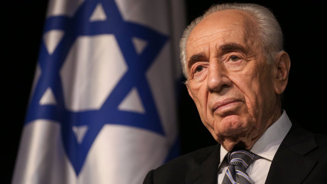 Peres foi primeiro-ministro de Israel duas vezes e presidente do país entre 2007 e 2014. Ele recebeu o Nobel da Paz em 1994 junto com Yitzhak Rabin, na época primeiro-ministro de Israel, e Yasser Arafat, presidente da Organização para a Libertação da Palestina (OLP) por negociarem a assinatura dos Acordos de Oslo, assinados entre Israel e a OLP