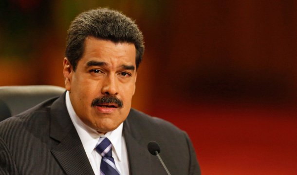 O presidente da Venezuela, Nicolás Maduro, afirmou no sábado que o referendo para revogar seu mandato será realizado em 2017, apesar de a oposição ter solicitado à autoridade eleitoral do país que a votação seja feita neste ano; "Aqui não vai haver chantagem: se cumprirem seus requisitos, o referendo revogatório será no ano que vem, e ponto", disse Maduro em um ato com apoiadores; se o referendo for feito este ano e Maduro perder serão realizadas eleições presidenciais imediatamente