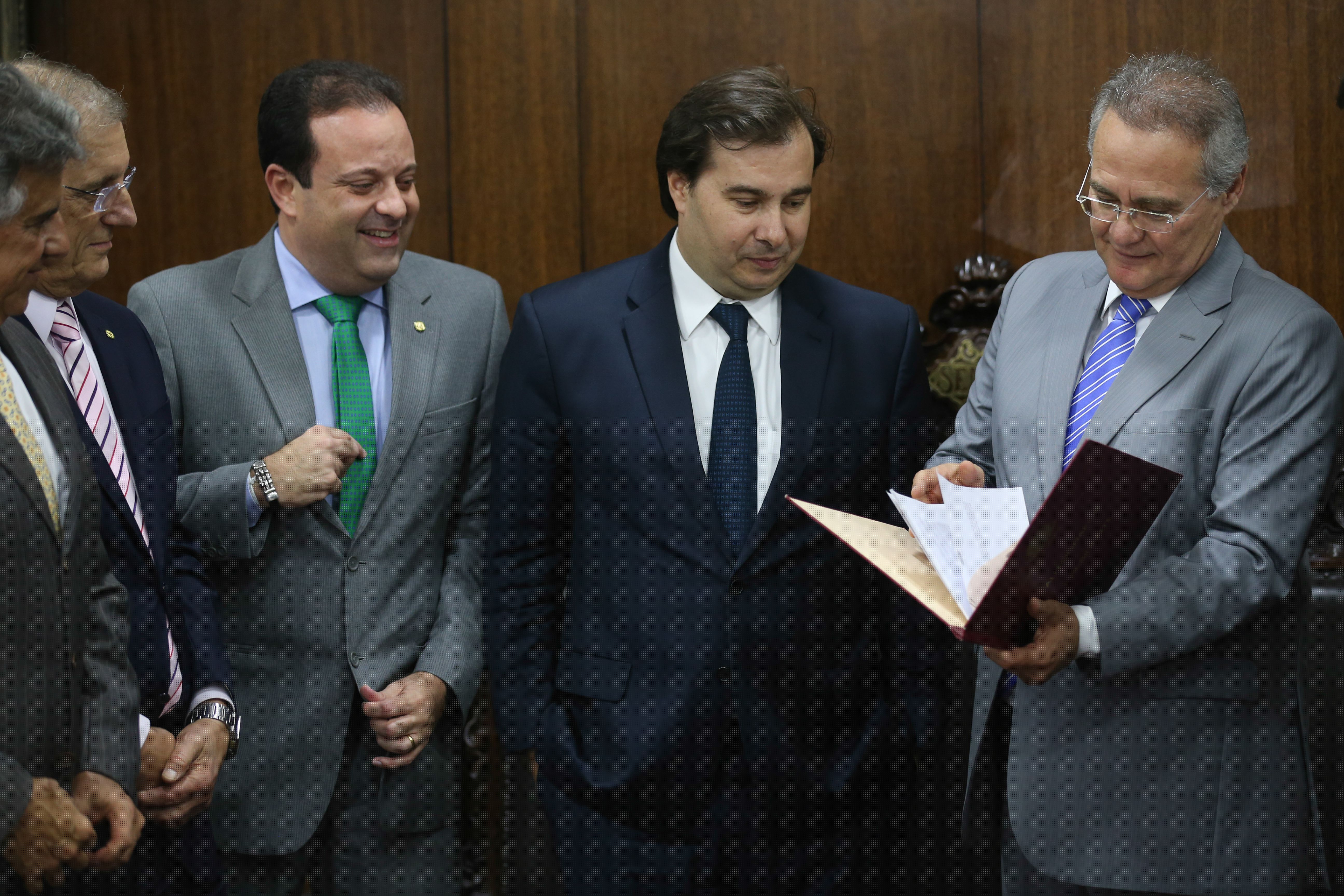 Presidente do Senado, Renan Calheiros, recebeu do presidente da Câmara, Rodrigo Maia, a PEC que limita o crescimento dos gastos públicos por 20 anos; a proposta, que já foi lida no Plenário do Senado, vai ser inicialmente analisada na Comissão de Constituição, Justiça e Cidadania; Renan disse que os prazos serão respeitados e que, "de forma alguma", vai atrasar ou adiantar a análise