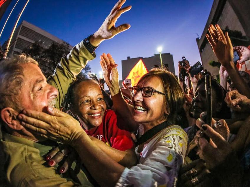 Nestas mais recentes horas, nesta altura da sua vida, quando se trama a prisão do maior presidente brasileiro, quando a sua grande obra de inclusão social e desenvolvimento do Brasil procura se fazer esquecer, saúdo aqui do meu canto os fecundos dias do eterno presidente do Brasil