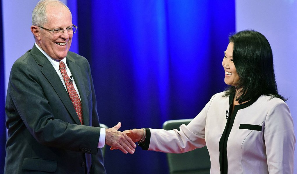 A filha de Alberto Fujimori, ex-presidente que está cumprindo uma sentença de 25 anos por abusos de direitos humanos e corrupção, e o bastante experiente ex-integrante do Banco Mundial Pedro Pablo Kuczynski chegaram à segunda rodada presidencial praticamente empatados em preferências