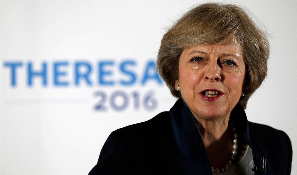 Theresa May será a nova primeira-ministra britânica e deve assumir o cargo nesta quarta-feira (13) tendo pela frente a missão de conduzir a saída do Reino Unido da União Européia (UE), após votação do referendo Brexit; durante toda a campanha do referendo, May foi defensora da permanência do Reino Unido na UE, mas afirmou que o resultado do plebiscito deve ser respeitado; em um pronunciamento em frente ao parlamento britânico, May disse estar "honrada", prometeu construir um país melhor e fazer do Brexit um "sucesso"; ela será a primeira mulher a assumir o cargo de primeira-ministra após o fim da era Margaret Thatcher, há quase 26 anos