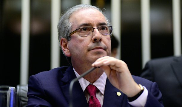 A força-tarefa dos procuradores da Operação Lava Jato entrou nesta segunda (13), na Justiça Federal em Curitiba, com uma ação de improbidade administrativa contra o presidente afastado da Câmara dos Deputados, Eduardo Cunha (PMDB-RJ), a mulher dele, Cláudia Cruz, o ex-diretor da Área Internacional da Petrobras Jorge Zelada e mais dois investigados; na ação, os procuradores pedem que Cunha seja condenado à devolução de R$ 20 milhões, além da suspensão dos direitos políticos por dez anos; se condenada, a mulher de Cunha deverá devolver o equivalente R$ 4,4 milhões por ter sido beneficiada por valores depositados em uma das contas