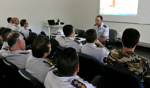 A Secretaria da Segurança Pública e da Paz Social lançou sistema integrado de informações capaz de identificar com precisão os locais de chamadas para as centrais de emergência 190, da Polícia Militar, e 193, do Corpo de Bombeiros; a medida visa identificar a demanda de cada região e os pontos com mais ocorrências para que os gestores promovam ações pontuais; o Sigeo custou R$ 192 mil, recursos do Tesouro descentralizados para a Secretaria da Segurança Pública e da Paz Social; ele entra em funcionamento ainda nesta semana
 