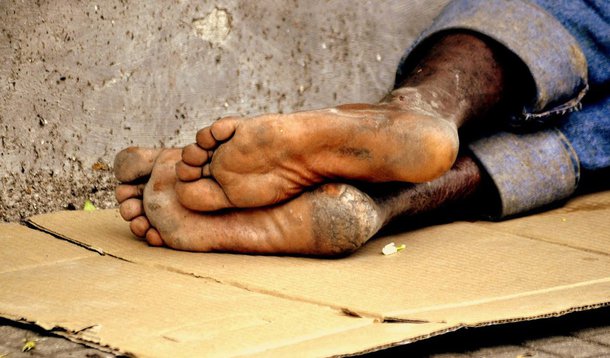 A Defensoria Pública do Estado do Rio de Janeiro (DPRJ) registrou um aumento no número de denúncias relativas a constrangimentos e agressões nas abordagens feitas a pessoas em situação de rua, nas semanas antes dos Jogos Olímpicos Rio 2016; em função disto, o Núcleo de Defesa dos Direitos Humanos (Nudedh) lançou a cartilha “Direitos Humanos da População em Situação de Rua”; o objetivo da publicação é informar pessoas situação de rua sobre seus direitos e os serviços públicos à sua disposição