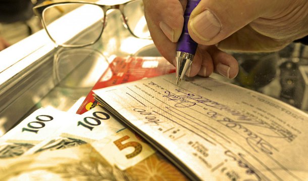 Inadimplência no mercado de crédito brasileiro no segmento de recursos livres caiu pela primeira vez em um ano em junho, indo a 5,6%, contra 5,8% em maio, segundo dados do Banco Central; estoque total de crédito no país, que inclui também o segmento de recursos direcionados, recuou 0,5% no período, a R$ 3,130 trilhões