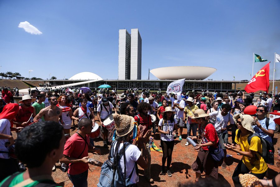 A Polícia Militar do Distrito Federal apreendeu nesta quarta-feira facas, chaves de fenda, tesouras e outros objetos proibidos durante o desfile em comemoração ao Dia da Independência, na Esplanada dos Ministérios, em Brasília; um menor e um homem maior de idade também foram detidos; para evitar confronto entre manifestantes, a polícia montou uma barreira para revistar mochilas e bolsas de pessoas que seguiam da Rodoviária do Plano Piloto para a Esplanada, em busca de objetos de vidro e de materiais cortantes, além de máscaras e hastes de bandeiras