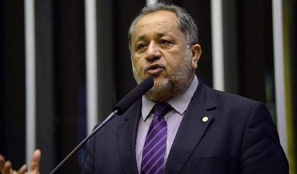 Após assistirem a votação, os alunos e professores se indignaram com a atitude do deputado. Até agora todos esperam por uma explicação e se encontram revoltosos. Essa atitude demonstra o tipo de representantes que temos e como a população é enganada e deixada de lado