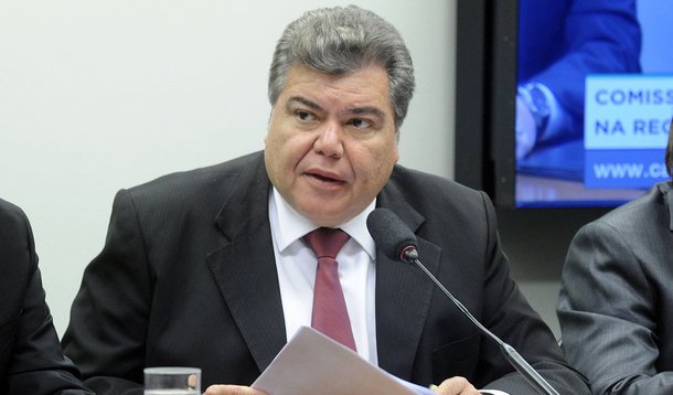 Uma tabela que consta na delação premiada do ex-presidente da Transpetro Sérgio Machado, que teve o sigilo derrubado nesta quarta-feira (15), apontou um pagamento de R$ 400 mil de dinheiro de propina ao atual ministro do Meio Ambiente, Sarney Filho (PMDB-MA), filho do ex-presidente da República José Sarney (PMDB-AP); Machado firmou acordo de colaboração com o MPF, no âmbito da Operação Lava Jato, e disse que pagou propina a 20 políticos de seis partidos; ele contou ter repassado R$ 100 milhões ao PMDB, que indicou Machado para a Transpectro