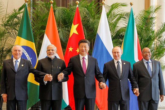 Mesmo com o país ostentando pelo menos quatro recordes negativos entre os Brics, o presidente disse neste domingo (16), na cúpula com mandatários de Rússia, Índia, China e Africa do Sul, em Goa, que o Brasil está no caminho certo; a interpretação do chefe de Estado brasileiro, no entanto, entra em rota de colisão com a realidade do futuro do economia nacional; além do desemprego histórico de 11,2%, o Brasil detém atualmente alguns dos piores indicadores do grupo; tem a maior retração do PIB em 2015 (3,8%), a maior taxa básica de juros (14,25% ao ano) e a maior inflação acumulada em 12 meses (8,48%); a verdade é que o Brasil tem puxado fortemente os Brics para o buraco