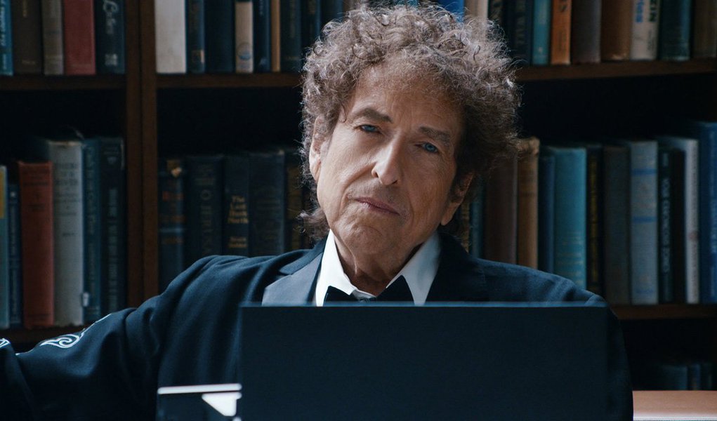 O painel que atribui anualmente o Nobel da Literatura anunciou que já desistiu de tentar contactar o cantor americano, que não atende ao telefone, mas acredita que Bob Dylan compareça à cerimônia do prêmio, que acontece em 10 de dezembro