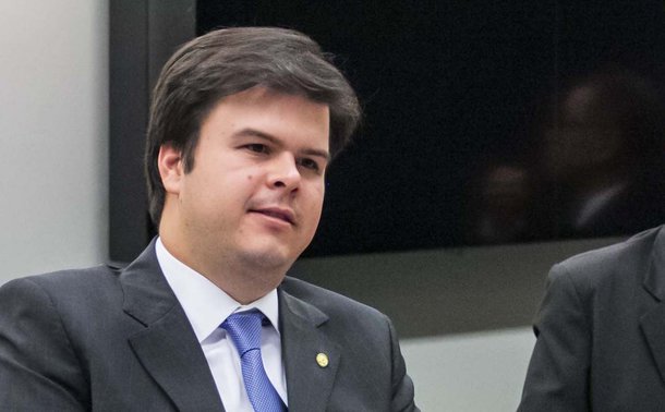 O ministro conhece bem é como manipular seu curral eleitoral, afirmando em recente visita ao lado do seu pai, aos correligionários do sertão pernambucano, que a usina nuclear será construida em Itacuruba, e trará “desenvolvimento” , empregos e geração de renda aos moradores dos municípios do seu entorno. Isto o ministro e seu pai sabem fazer. Manipular a informação, iludir as pessoas, vender uma falsa imagem de poderoso, daquele que decide