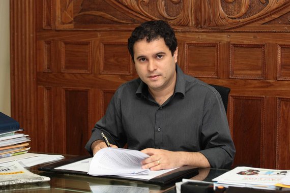 Na pesquisa de intenção de voto divulgada hoje, o prefeito Edivaldo Holanda Júnior (PDT) assume a liderança, no primeiro turno, com 23,7% das intenções de votos, seguido de Eliziane Gama (PPS) com 20% e Wellington do Curso(PP) com 18,1%, na pergunta estimulada. Na espontânea o prefeito também aparece na primeira colocação, com 18,1%, seguido de Eliziane com 10,1% e Wellington com 9,1%. Em segundo turno o prefeito seria derrotado tanto por Eliziane quanto por Wellington. A pesquisa foi realizada pela Econométrica e contratada pela empresa Luis Assis CS de Almeida, que detém o controle da Assessoria Avançada, responsável pelo Blog do Luis Cardoso