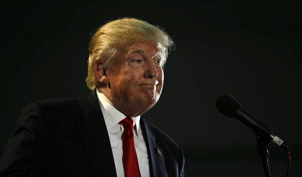 No primeiro discurso que fez após reformular sua equipe de campanha, o candidato presidencial republicano Donald Trump pediu desculpas na por comentários passados que "podem ter causado sofrimento pessoal" num momento em que procura redirecionar sua mensagem em reação à queda nas pesquisas de intenção de voto; "Às vezes, no calor do debate e falando sobre uma variedade de temas, você não escolhe as palavras certas, ou diz a coisa errada", disse;  "Fiz isso, e o lamento, particularmente quando pode ter causado sofrimento pessoal. Existe muita coisa em jogo para nos desgastarmos com essas questões", completou